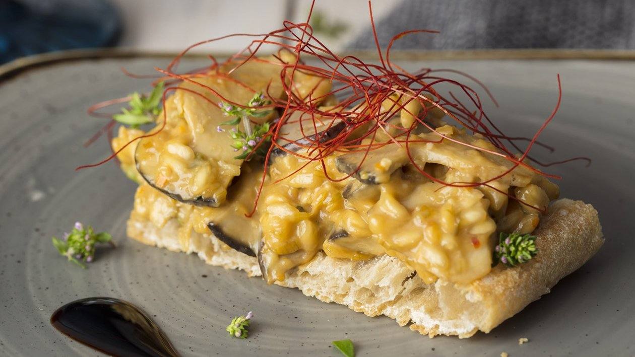 recipe image Montadito de risotto de ceps con pan de cristal e hilos de chile seco
